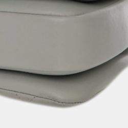 Pre Owned حقيبة من شانيل بيد علوية وغطاء شعار سي سي جلد الحمل صغيرة