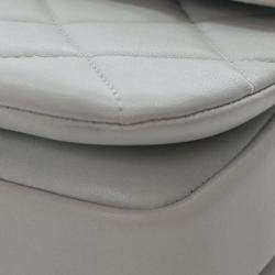 Pre Owned حقيبة من شانيل بيد علوية وغطاء شعار سي سي جلد الحمل صغيرة