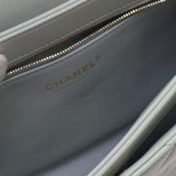 Pre Owned حقيبة من شانيل بيد علوية وغطاء شعار سي سي جلد الحمل صغير�ة