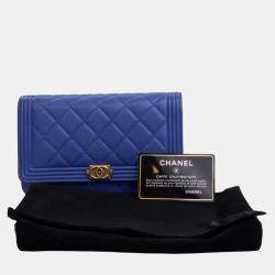 مملوكة مسبقًا محفظة شانيل بوي جلد خروف مبطن زرقاء بسلسلة