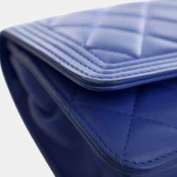 مملوكة مسبقًا محفظة شانيل بوي جلد خروف مبطن زرقاء بسلسلة