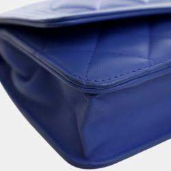 مملوكة مسبقًا محفظة شانيل بوي جلد خروف مبطن زرقاء بسلسلة