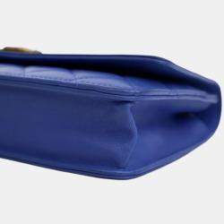 مملوكة مسبقًا محفظة شانيل بوي جلد خروف مبطن زرقاء بسلسلة