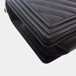 مملوكة مسبقًا حقيبة شانيال بوي جلد خروف شيفرون سوداء بقلب متوسطة