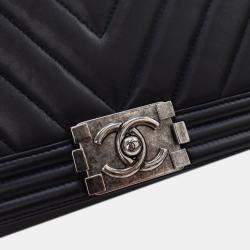 مملوكة مسبقًا حقيبة شانيال بوي جلد خروف شيفرون سوداء بقلب متوسطة