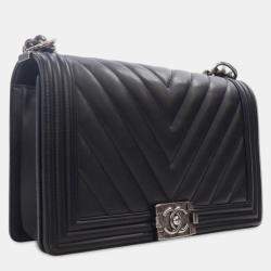 مملوكة مسبقًا حقيبة شانيال بوي جلد خروف شيفرون سوداء بقلب متوسطة