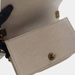 مملوكة مسبقًا حقيبة شانيل ذهبية صغيرة جلد خروف مع رفرف مط�بوعة