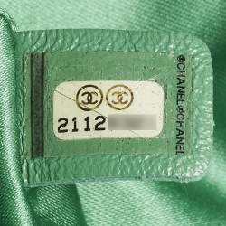 مملوكة مسبقًا حقيبة شانيل قلاب جلد أفعى مبطن أخضر سهلة الحمل