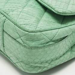 مملوكة مسبقًا حقيبة شانيل قلاب جلد أفعى مبطن أخضر سهلة الحمل