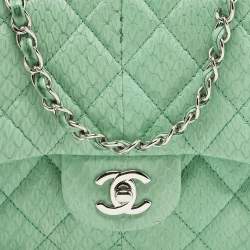 مملوكة مسبقًا حقيبة شانيل قلاب �جلد أفعى مبطن أخضر سهلة الحمل