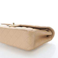 Pre Owned حقيبة شانيل فلاب مزدوج كلاسيكية حجم متوسط كافيار بيج لؤلؤي