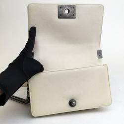 مملوكة مسبقًا حقيبة شانيل بوي عاج صغيرة كافيار