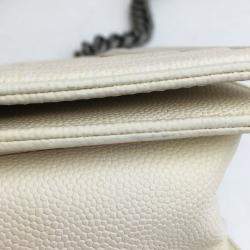 مملوكة مسبقًا حقيبة شانيل بوي عاج صغيرة كافيار