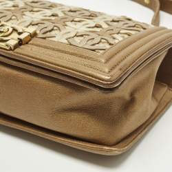 مملوكة مسبقًا حقيبة شانيل بوي سي سي مفرغة متوسطة ذهبية بقلاب