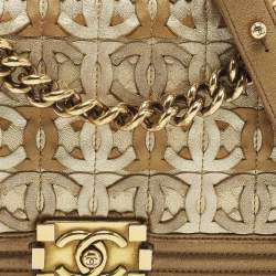 مملوكة مسبقًا حقيبة شانيل بوي سي سي مفرغة متوسطة ذهبية بقلاب