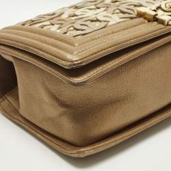 مملوكة مسبقًا حقيبة شانيل بوي سي سي مفرغة متوسطة ذهبية بقلاب