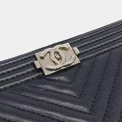 Pre Owned Chanel Black Leather Chevron Boy Clutch New Medium