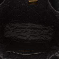 مملوكة مسبقًا حقيبة شانيل سوداء جلد عجل لامع صغيرة 22