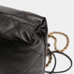 مملوكة مسبقًا حقيبة شانيل سوداء جلد عجل لامع صغيرة 22