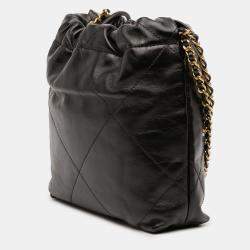 مملوكة مسبقًا حقيبة شانيل سوداء جلد عجل لامع صغيرة 22