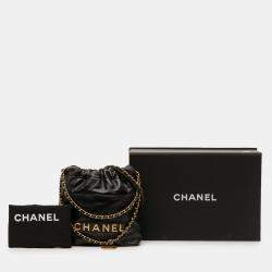 مملوكة مسبقًا حقيبة شانيل سوداء جلد عجل لامع صغيرة 22