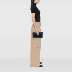 مملوكة مسبقًا حقيبة كلتش شانيل سحاب جلد كيفيار شيفرون سوداء يتوسطها CC