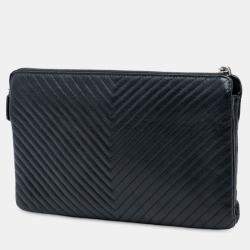 مملوكة مسبقًا حقيبة كلتش شانيل سحاب جلد كيفيار شيفرون سوداء يتوسطها CC