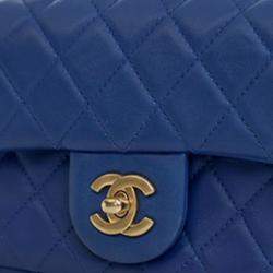 مملوكة مسبقًا حقيبة شانيل غطاء فردي بيرل كرش كلاسيكي مستطيلة صغيرة زرقاء جلد خروف