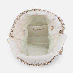 مملوكة مسبقًا حقيبة كتف شانيل شانيل 22 بسلسلة وكوكو لكمة جلد عجل لامع أبيض حجم صغير