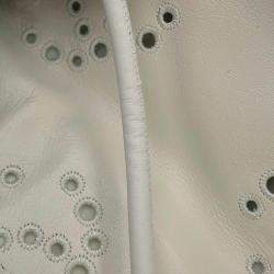 مملوكة مسبقًا حقيبة كتف شانيل شانيل 22 بسلسلة وكوكو لكمة جلد عجل لامع أبيض حجم صغير