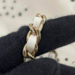 مملوكة مسبقًا حقيبة كتف شانيل شانيل 22 بسلسلة وكوكو لكمة جلد عجل لامع أبيض حجم صغير