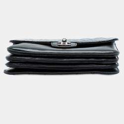 مملوكة مسبقًا Chanel Black Medium Quilted Lambskin Clams Pocket Accordion Flap