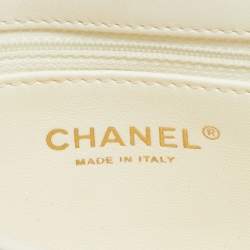 مملوكة مسبقًا حقيبة شانيل ميني كلاس�يك جلد شيفرون أحمر لامع بقلاب