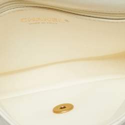 مملوكة مسبقًا حقيبة شانيل ميني كلاسيك جلد شيفرون أحمر لامع بقلاب