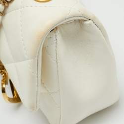 مملوكة مسبقًا حقيبة شانيل ميني كلاسيك جلد شيفرون أحمر لامع بقلاب