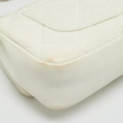 مملوكة مسبقًا حقيبة شانيل ميني كلاسيك جلد شيفرون أحمر لامع بقلاب