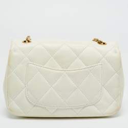 مملوكة مسبقًا حقيبة شانيل ميني كلاسيك جلد شيفرون أحمر لامع بقلاب