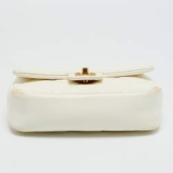 مملوكة مسبقًا حقيبة شانيل ميني كلاسيك جلد شيفرون أحمر لامع بقلاب