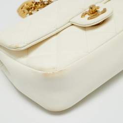 مملوكة مسبقًا حقيبة شانيل ميني كلاسيك جلد شيفرون أحمر لامع بقلاب