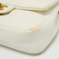 مملوكة مسبقًا حقيبة شانيل ميني كلاسيك جلد شيفرون أحمر لامع بقلاب