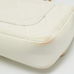 مملوكة مسبقًا حقيبة شانيل ميني كلاسيك جلد شيفرون أحمر لامع بقلاب