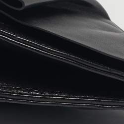 مملوكة مسبقًا حقيبة كلتش شانيل جلد مبطن بموجة سوداء