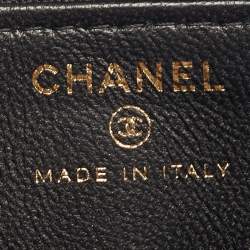 مملوك�ة مسبقًا حقيبة كلتش شانيل جلد مبطن بموجة سوداء