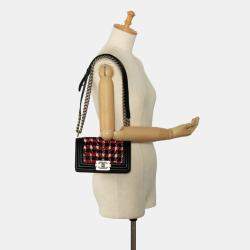 مملوكة مسبقًا حقيبة كتف شانيل بوي شانيل صغيرة بسلسلة من قماش التويد الأحمر والأسود