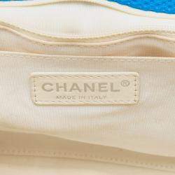 مملوكة مسبقًا حقيبة شانيل شانيل زرقاء متوسطة مبطنة مثقبة قماش فردية قلاب