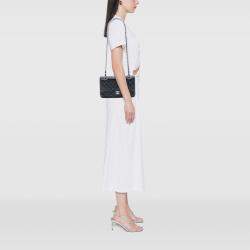 Pre Owned حقيبة شانيل كلاسيك كافيار سوداء متوسطة بغطاء مزدوج