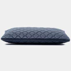 مملوكة مسبقًا حقيبة كلتش شانيل كبيرة مزينة بالكافيار زرقاء