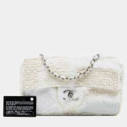 Pre Owned حقيبة شانيل قلابة مفردة متوسطة بيضاء من التويد والبقع المتنوعة المتوسطة