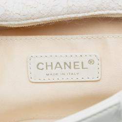 Pre Owned حقيبة شانيل قلابة مفردة متوسطة بيضاء من التويد والبقع المتنوعة المتوسطة