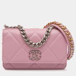 مملوكة مسبقًا Chanel Pink Quilted Lambskin 19 Wallet on Chain